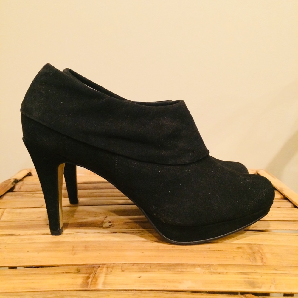 ADRIENNE VITTADINI Black Suede Booties